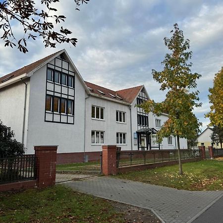 Fc-Apartmenthaus Falkensee Mit Grossem Garten Und Pkw Stellflaechen Buitenkant foto